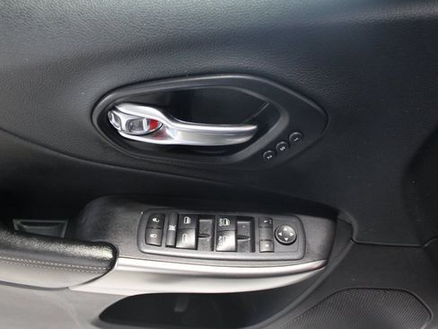 Used 2020 Jeep Cherokee Limited image 13