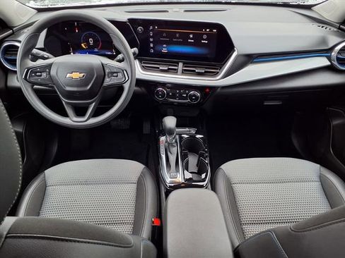 Used 2025 Chevrolet Trax LT image 8