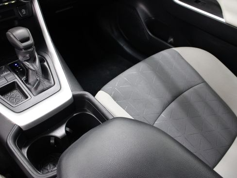Used 2020 Toyota RAV4 XLE w/ Convenience Package FWD image 17