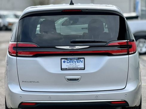 Used 2024 Chrysler Pacifica Touring-L FWD image 39