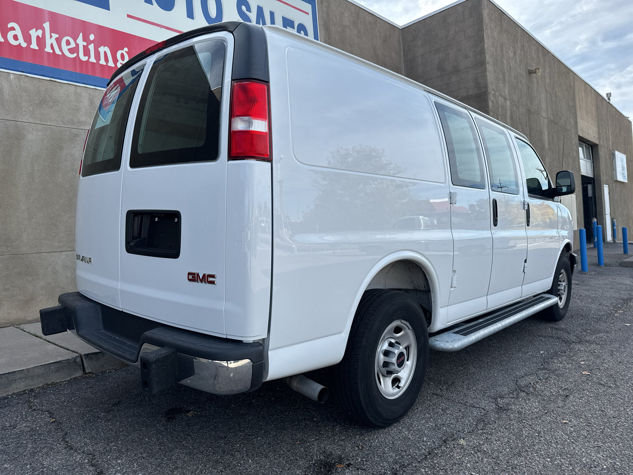 Used 2025 GMC Savana 2500 w/ Driver Convenience Package RWD image 5