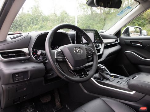 Used 2020 Toyota Highlander XLE AWD/4WD image 26
