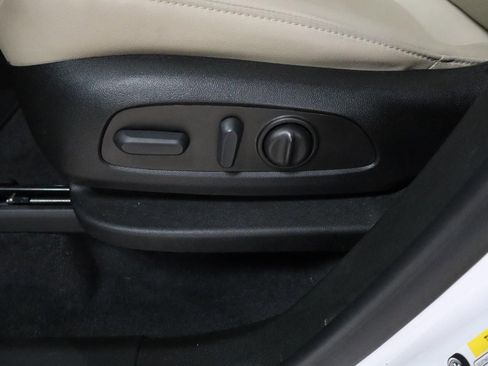 Used 2023 Chevrolet Traverse LT image 10