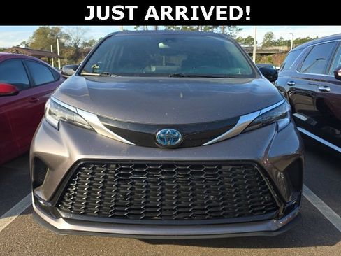 Used 2021 Toyota Sienna XSE image 2