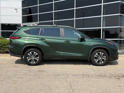 Used 2023 Toyota Highlander XLE AWD/4WD image 2