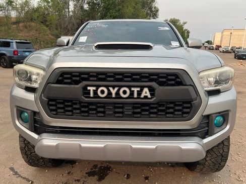 Used 2017 Toyota Tacoma TRD Sport AWD/4WD image 9
