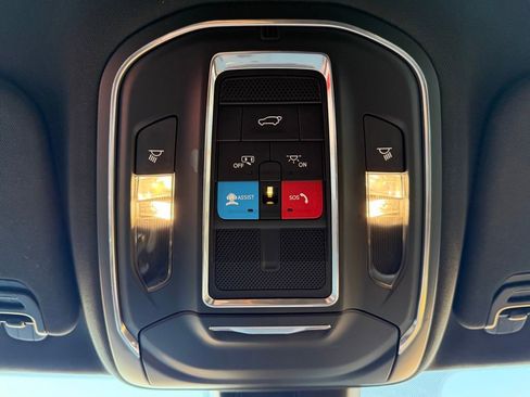 Certified 2024 Jeep Wagoneer L Series II w/ Flexible Seating Group image 32