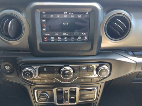 Used 2018 Jeep Wrangler Unlimited Sport S AWD/4WD image 25