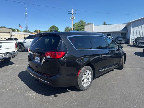 Used 2019 Chrysler Pacifica Touring-L FWD image 7