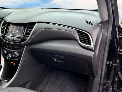 Used 2020 Chevrolet Trax LT w/ LT Convenience Package image 18