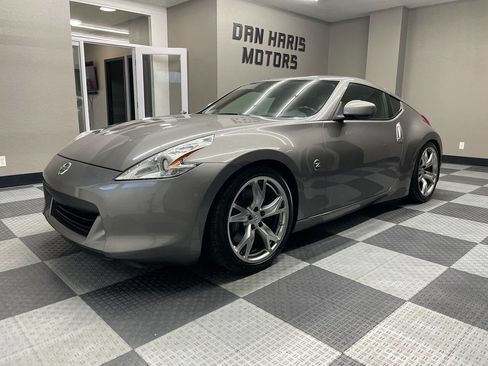 Used 2009 Nissan 370Z Touring w/ Sport Pkg RWD image 2