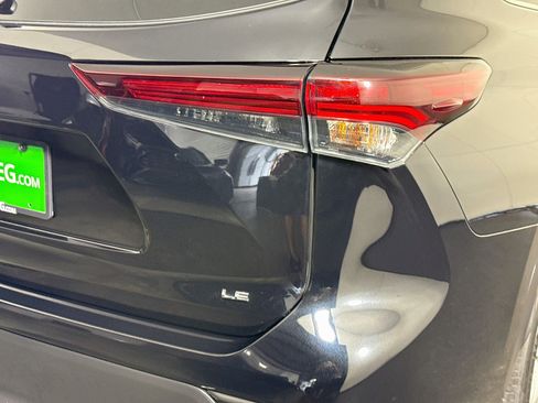 Used 2025 Toyota Highlander LE FWD image 34