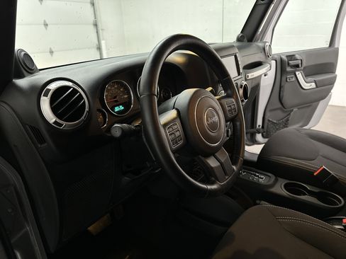 Used 2014 Jeep Wrangler Unlimited Sahara w/ Connectivity Group AWD/4WD image 15