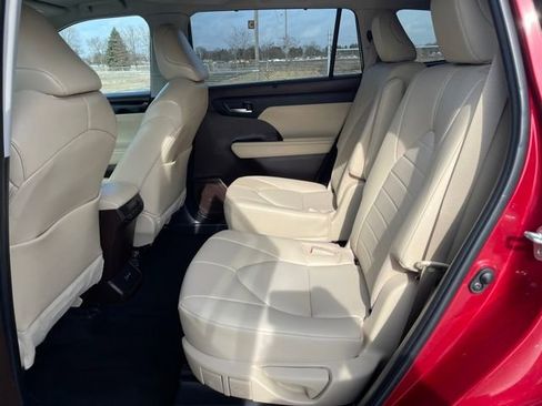 Used 2022 Toyota Highlander XLE image 19