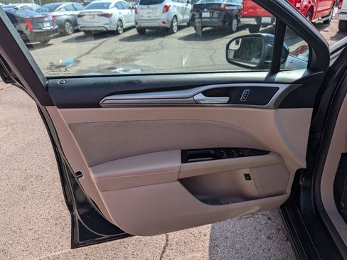 Used 2017 Ford Fusion SE FWD image 10