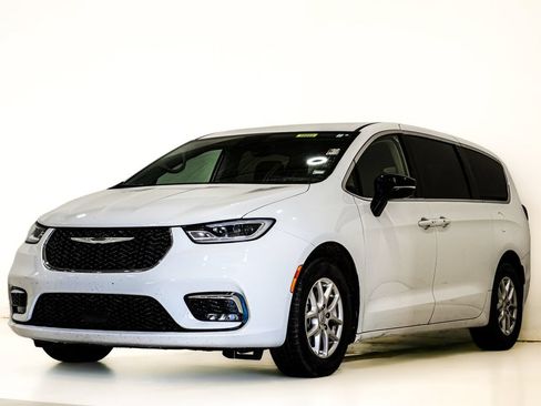 Used 2024 Chrysler Pacifica Touring-L FWD image 3