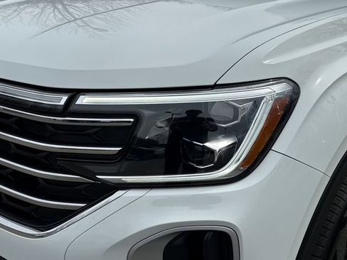 Certified 2025 Volkswagen Atlas SE w/ Black Wheel Package image 9