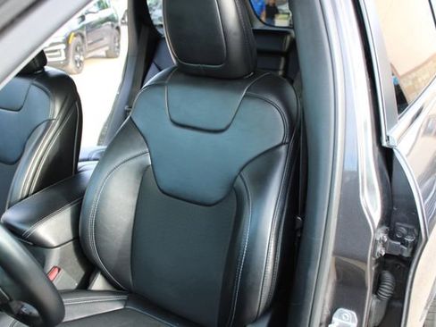 Used 2019 Jeep Cherokee Latitude Plus w/ Comfort/Convenience Group FWD image 14