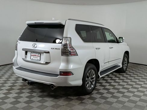 Used 2017 Lexus GX 460 Luxury w/ Preferred Accessory Package AWD/4WD image 3