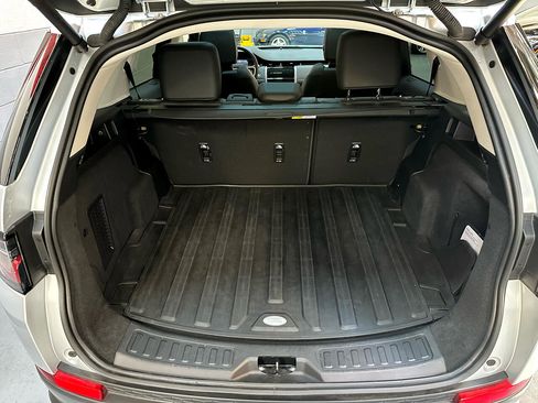 Used 2023 Land Rover Discovery Sport SE image 12