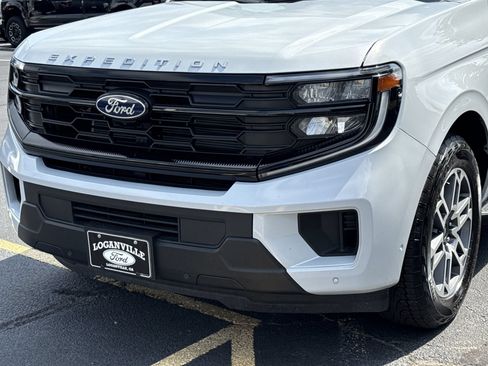 Certified 2025 Ford Expedition Active AWD/4WD image 36