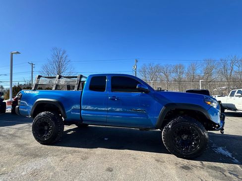 Used 2017 Toyota Tacoma TRD Off-Road w/ Tow Package AWD/4WD image 6