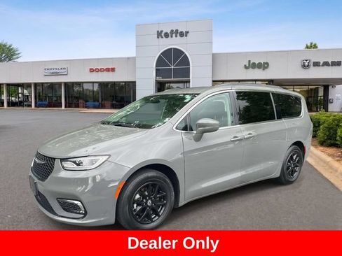 Used 2022 Chrysler Pacifica Touring-L FWD image 1