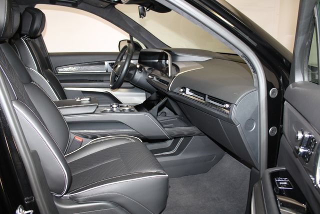 Certified 2026 Cadillac Vistiq Sport w/ LPO, Floor Liner Package AWD/4WD image 15