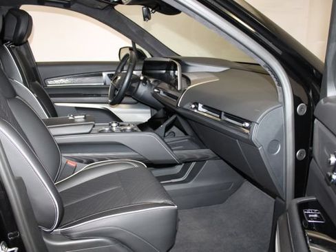 Certified 2026 Cadillac Vistiq Platinum w/ LPO, Floor Liner Package AWD/4WD image 15