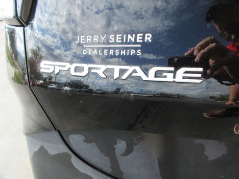 Used 2023 Kia Sportage EX AWD/4WD image 8