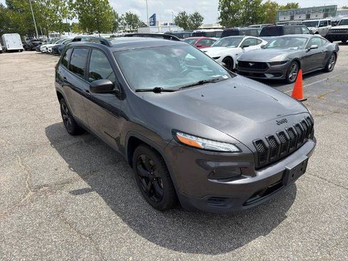 Used 2017 Jeep Cherokee Sport FWD image 3