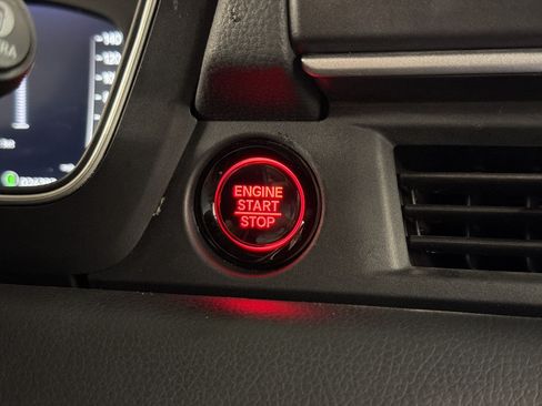 Certified 2025 Honda Pilot Black Edition image 17