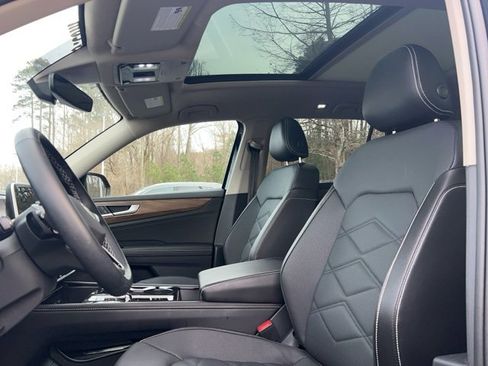 Used 2025 Volkswagen Atlas SE image 13