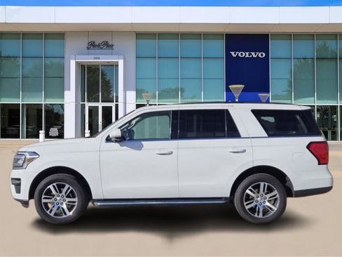 Used 2023 Ford Expedition XLT image 3