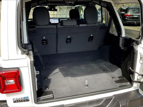 Used 2024 Jeep Wrangler Sahara image 30