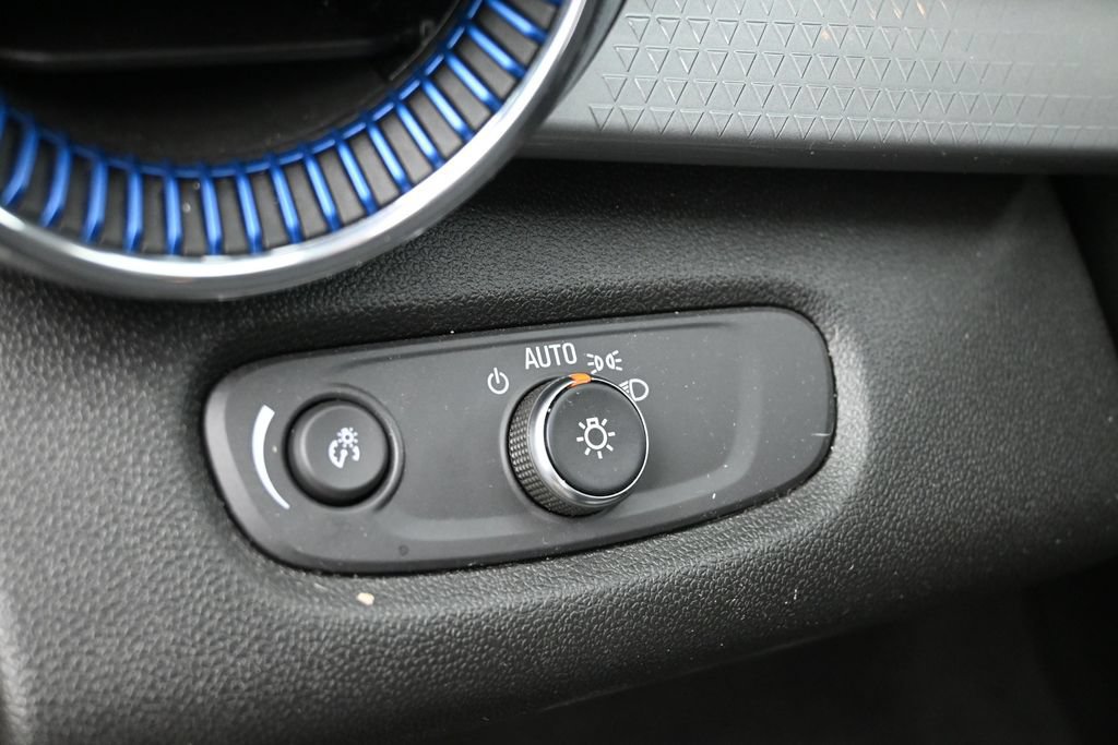 Used 2025 Chevrolet Trax LT FWD image 12
