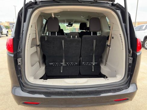 Used 2023 Chrysler Voyager LX FWD image 9
