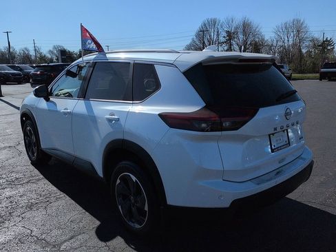 Used 2025 Nissan Rogue SV w/ SV Premium Package image 5