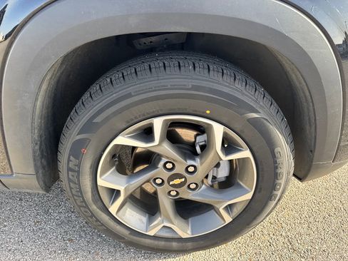 Used 2025 Chevrolet Trax LT image 11