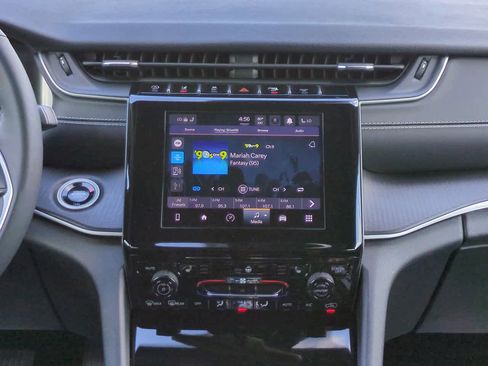 Used 2025 Jeep Grand Cherokee Altitude image 17