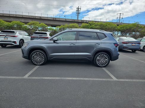 Used 2025 Volkswagen Taos SE w/ Panoramic Sunroof Package FWD image 8