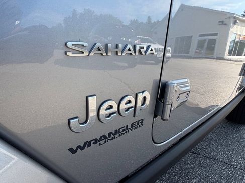 Used 2018 Jeep Wrangler Unlimited Sahara w/ LED Lighting Group AWD/4WD image 10