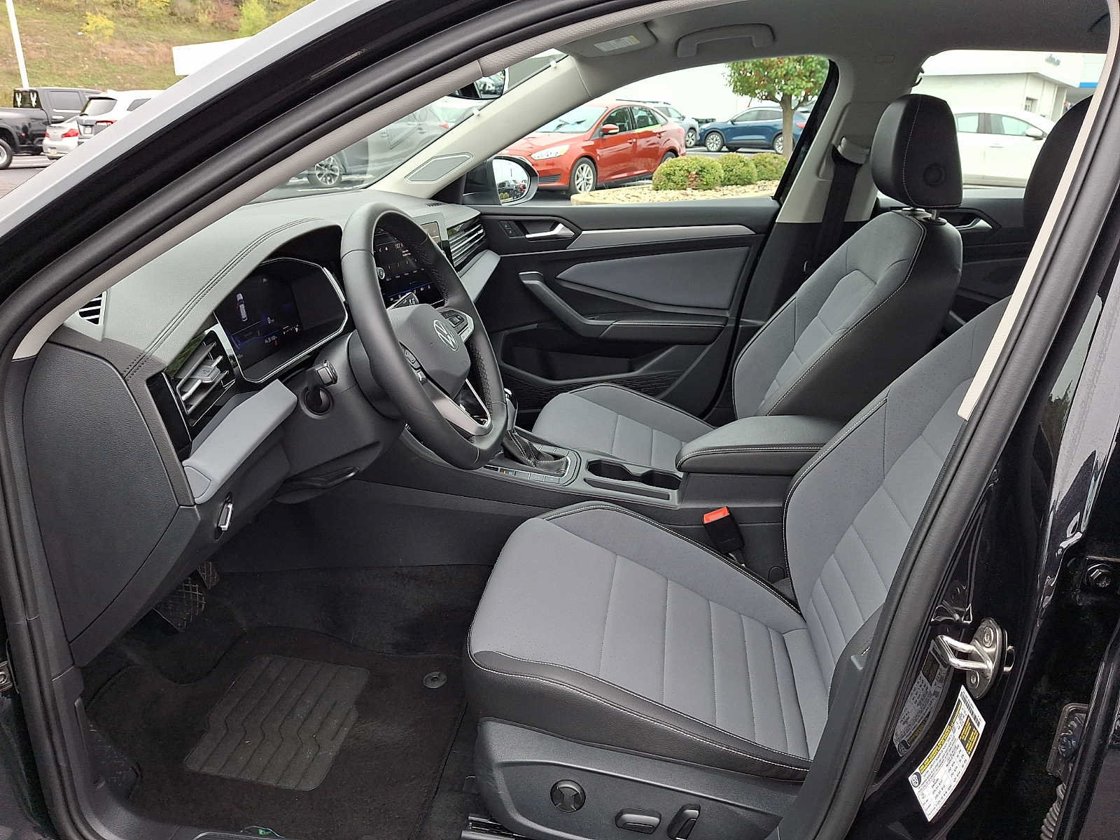 Used 2025 Volkswagen Jetta SE FWD image 13