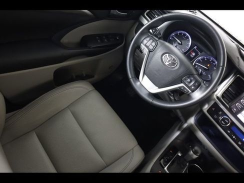 Used 2019 Toyota Highlander Limited AWD/4WD image 16