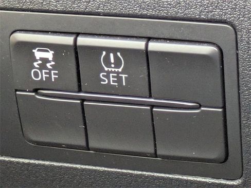 Used 2019 Toyota Yaris L image 23