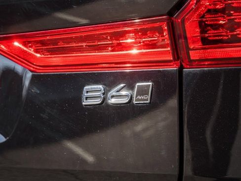 Certified 2023 Volvo XC60 B6 Ultimate w/ Protection Package Premier image 8