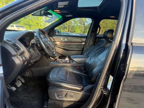Used 2017 Ford Explorer Platinum image 10