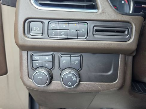 Used 2021 Chevrolet Tahoe Z71 w/ Luxury Package AWD/4WD image 21