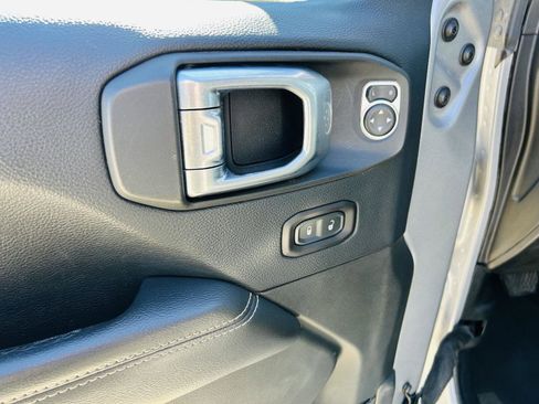 Used 2019 Jeep Wrangler Unlimited Sahara image 7