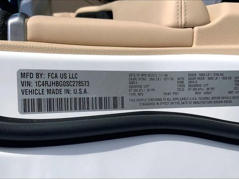 Used 2025 Jeep Grand Cherokee Limited w/ Luxury Tech Group II image 37